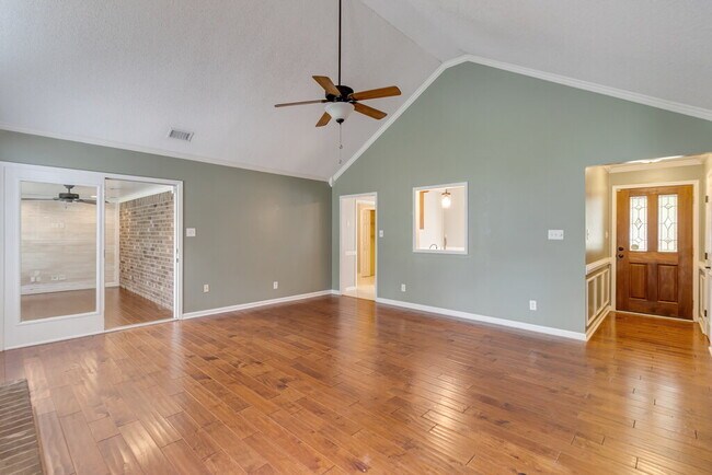 Photo - All brick home in the center of Richmond Hill