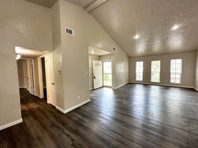 Photo - 714 Woodcrest Way