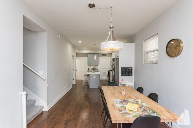 Photo - 3570 W Dickens Ave Unidad 3570 West Dickens Ave