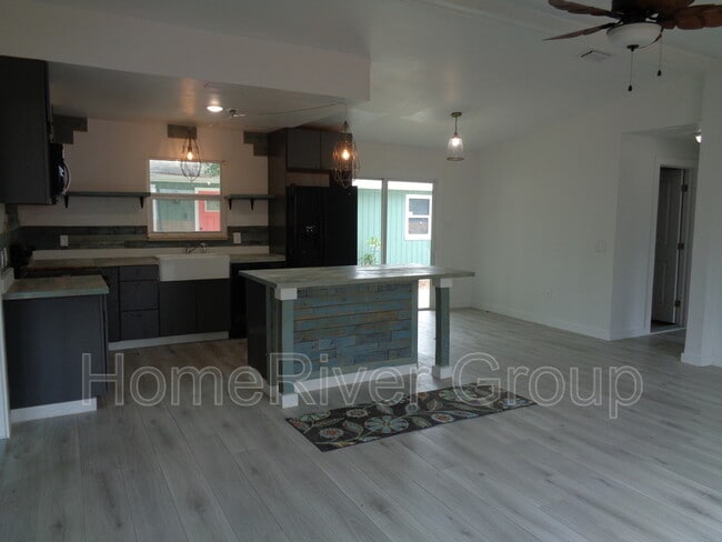 Building Photo - 117 NE 8th St Rental