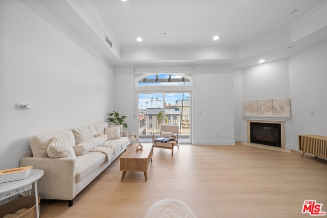 Building Photo - 309 S Mariposa Ave Unit 301