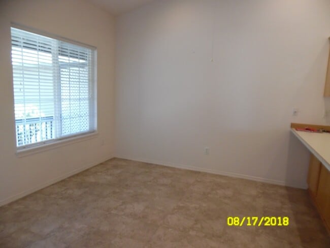 Photo - 565 NW Meadows Dr