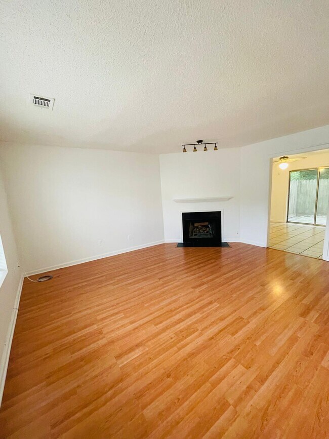 Photo - 406 Vineyard Pond Dr NW
