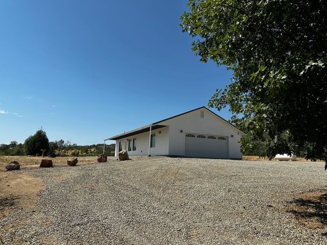 Building Photo - Country Living Home