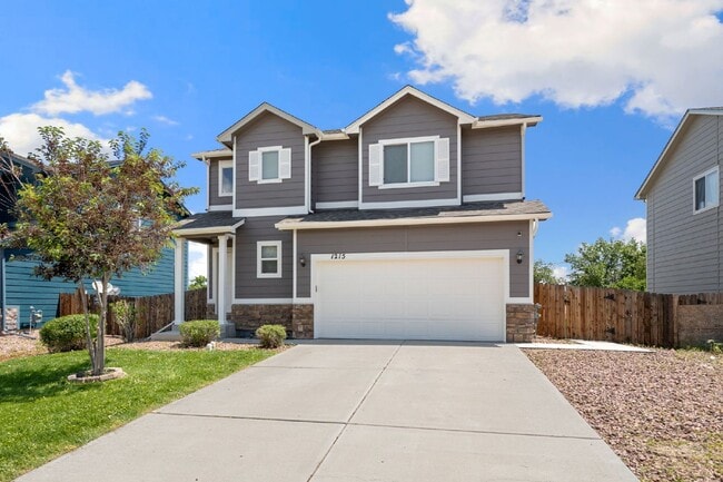 Spacious 4-Bed Home Minutes from Fort Cars... - Spacious 4-Bed Home Minutes from Fort Cars...