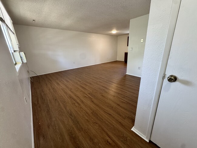 Building Photo - 525 E 13th St Unit D