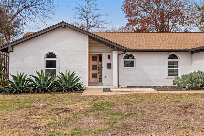 Building Photo - 9300 Meadow Vale