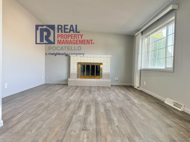 Photo - 5 bed 2 bath house - 1 car garage - pet friendly