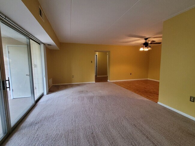 Photo - 2 Bedroom Condo - Greentree - Many Amenities!!