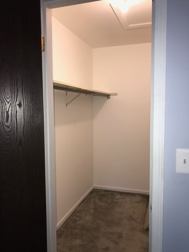 Vestidor en el dormitorio principal - 420 Tanglewood Ct