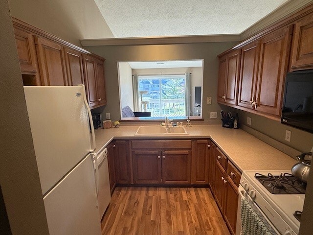 Building Photo - 550 Pewaukee Rd Unit F