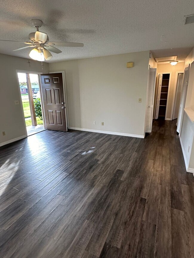 Photo - MOVE IN SPECIAL- Lovely 2/2 Duplex Home fo...