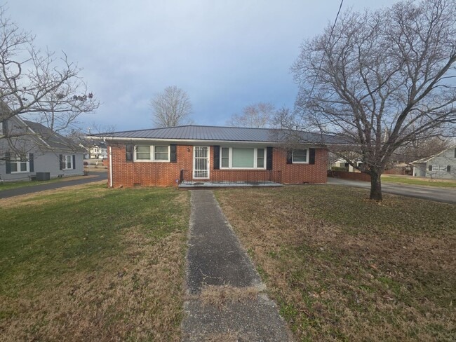 Building Photo - 3-Bedroom Home with Fireplace and Covered Patio in Sparta