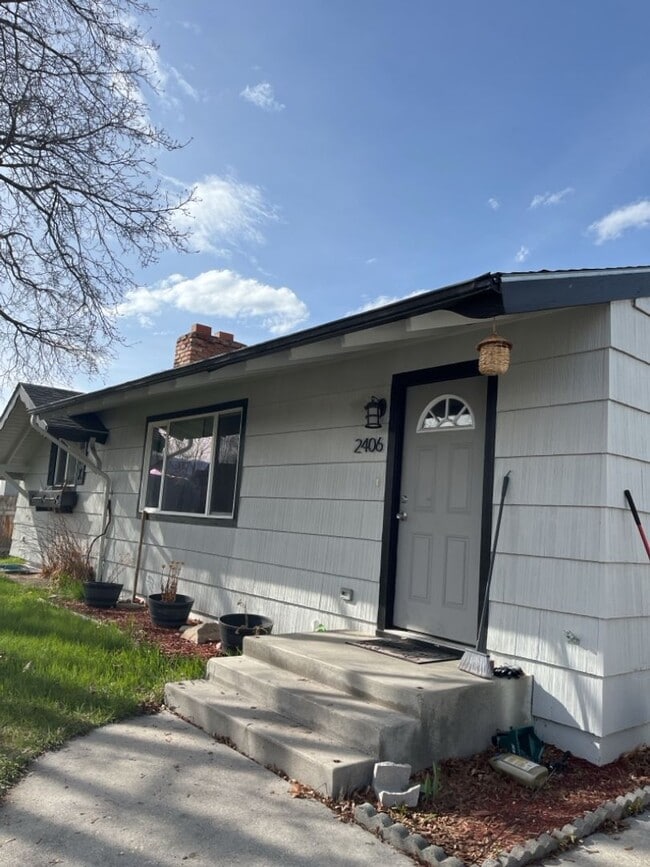 Building Photo - 4 Bed - 2 Bath - Fenced Yard Rental