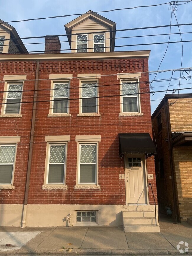 Building Photo - Available NOW! 3 Bed 2 Full Bath Townhome ...