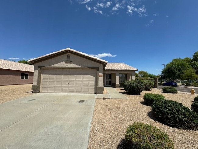Building Photo - 3 BEDROOM HOME NO NEIGHBORS BEHIND!