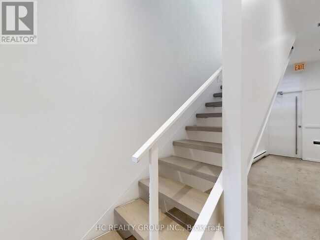 Photo - 899 Dundas St W