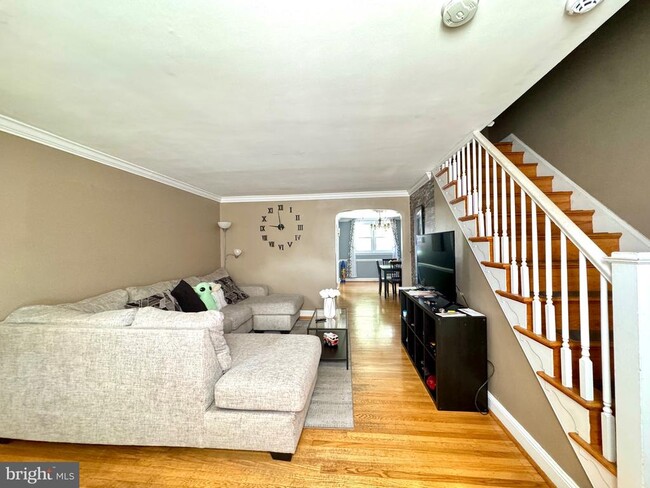 Photo - 827 Hampshire Rd