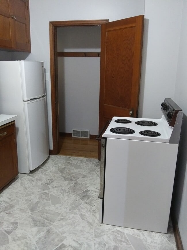 Photo - 105 S Lindberg Ave