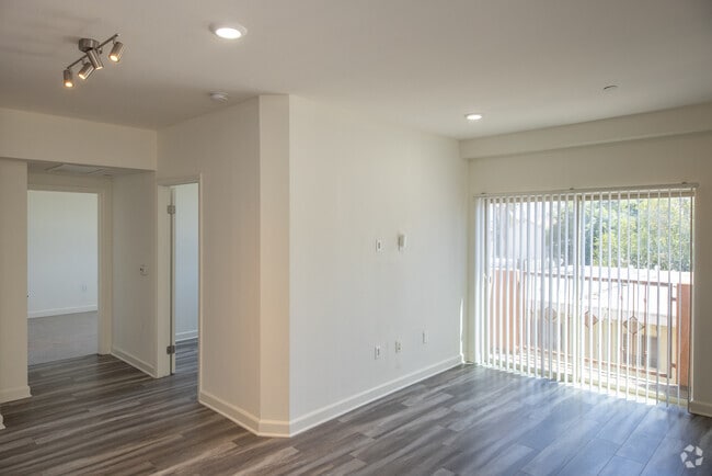 2BR, 1BA - 797SF