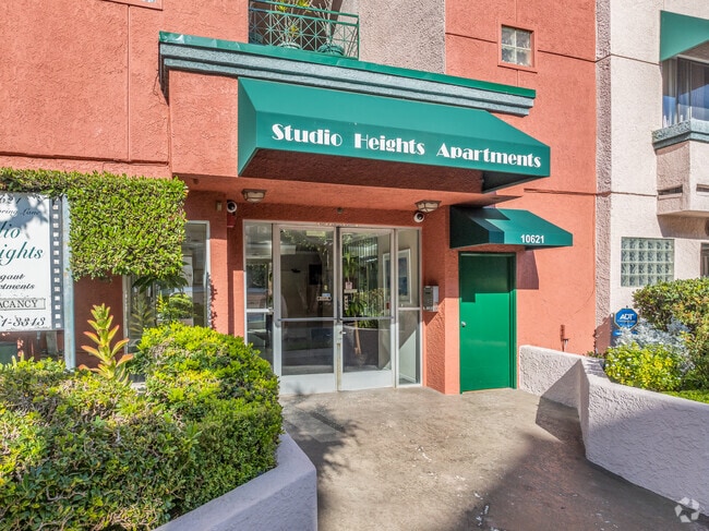 Entrada - Studio Heights Apartments