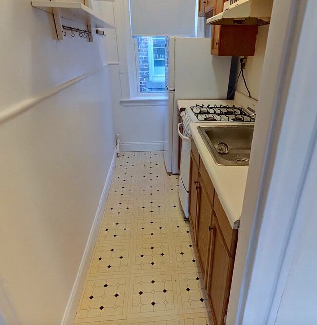 Photo - 9/1 NO FEE! Spacious, sunny 2BR near Cleve...