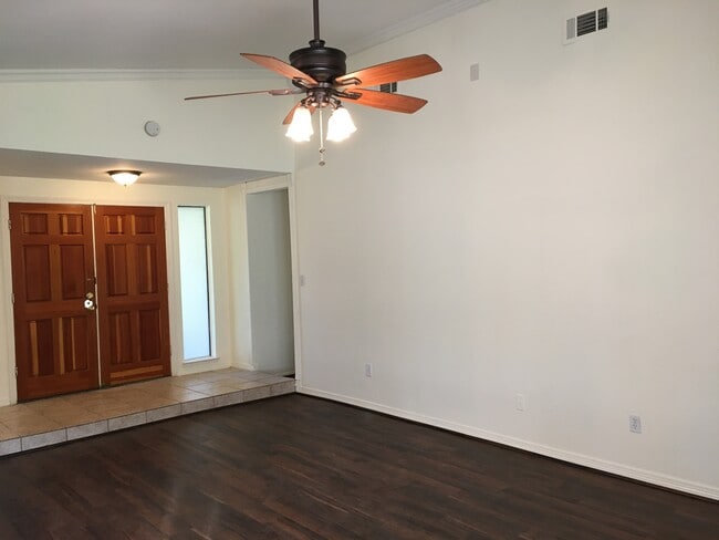 Photo - 1413 Glouchester Dr