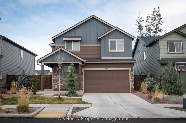Building Photo - Beautiful 4 Bedroom Home in SE Bend with putting green!