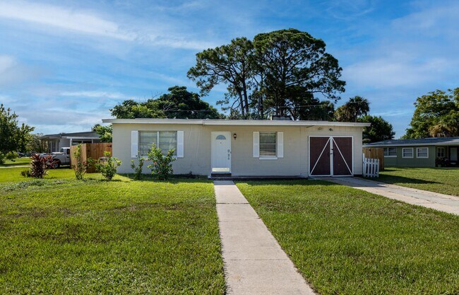 Single Family Home with Fenced in Backyard - Single Family Home with Fenced in Backyard
