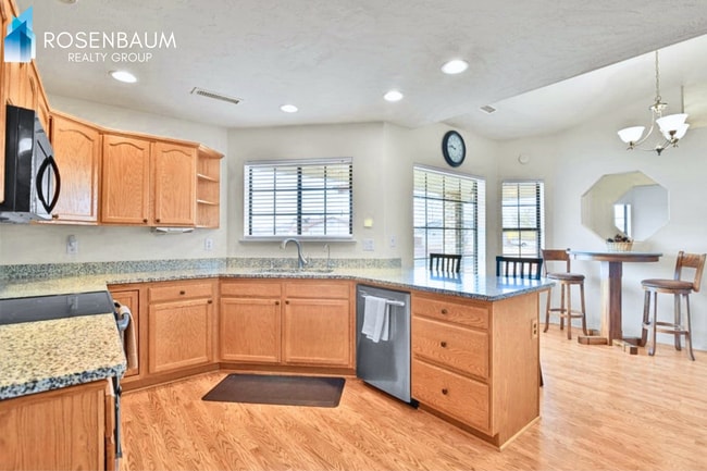 Photo - Beautiful maintained 3-beds, 2-baths single-story home in the desirable Viewpoint community!