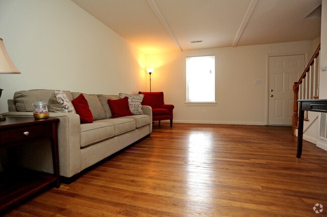 Willow Oak Living Room- non renovated - Morningside Apartments