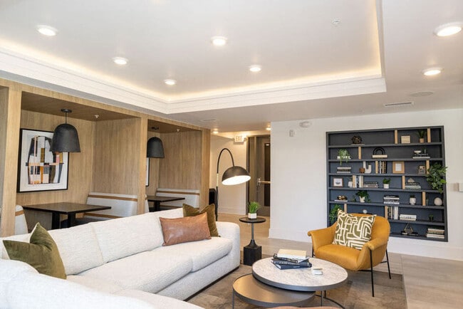 Building Photo - 539 W Trade St Unit ID1344164P