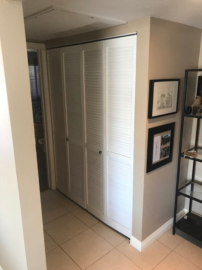 Washer and dryer closet - 1335 Newport Ave Unidad 205