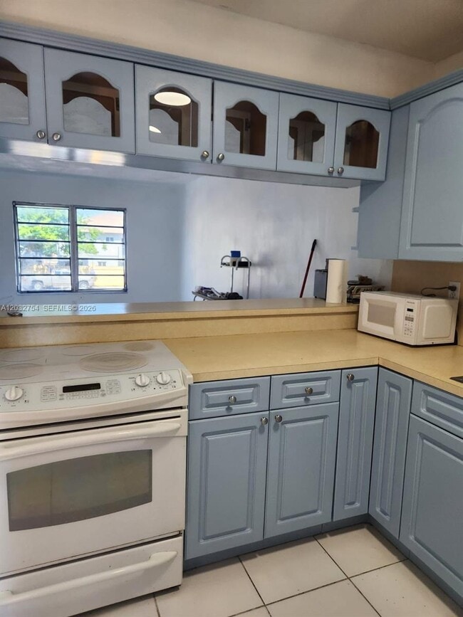Building Photo - 160 Royal Palm Rd Unit 215