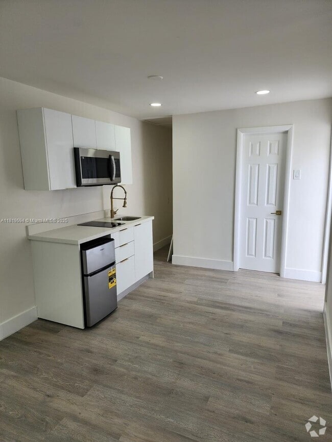 Building Photo - 2870 SW 26th St Unit 2 Rental