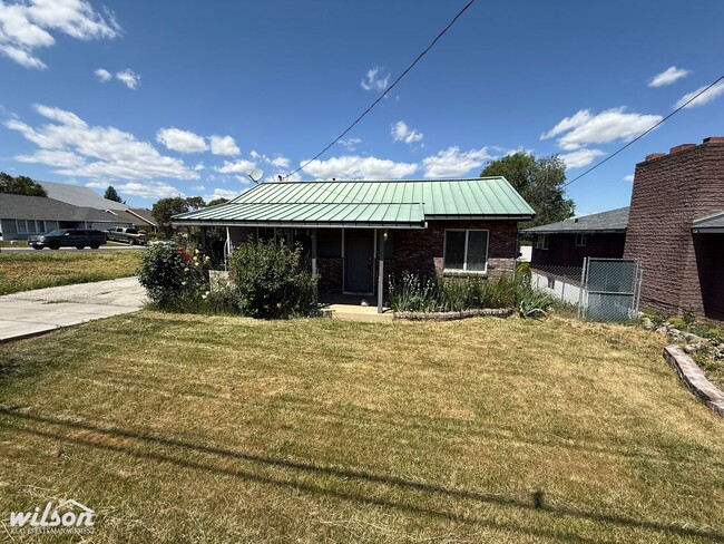 Large 3bd/1.5ba House in Selah, WA with a ... - Large 3bd/1.5ba House in Selah, WA with a ...
