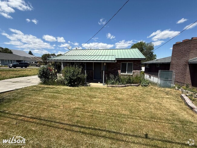 Building Photo - Large 3bd/1.5ba House in Selah, WA with a ...