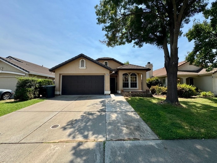 Beautiful 3 Bed / 2 Bath Home with 2-Car Garage in Roseville