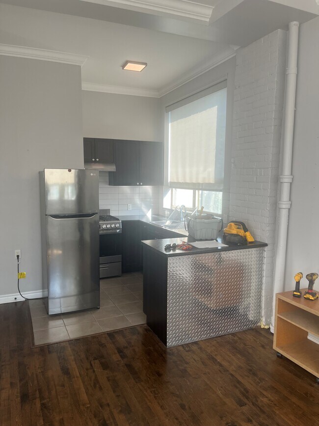 Photo - Bachelor _ Queen and Broadview Unit 206