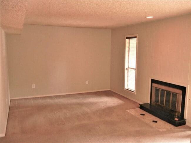 Photo - 6552 N Meridian Ave Unidad 105