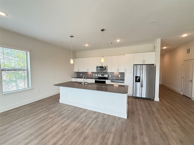 Building Photo - 641 W Crosstimbers St Unit B8.211