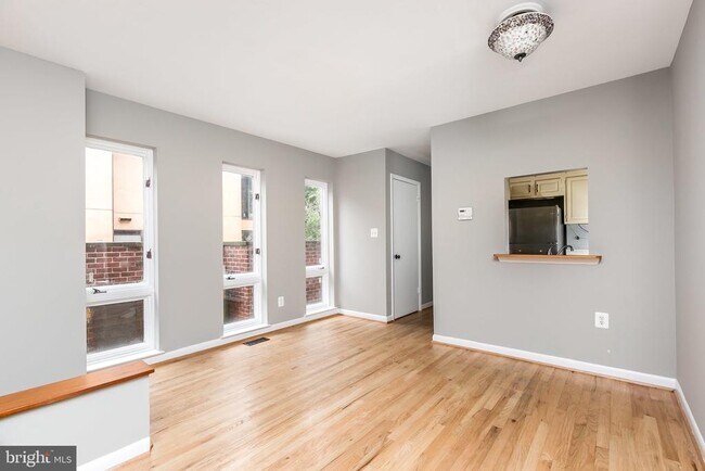 Photo - 17 W Hill St