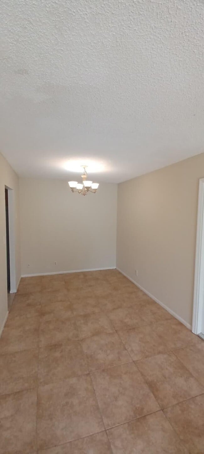 Photo - 409 Executive Center Dr Unidad 209
