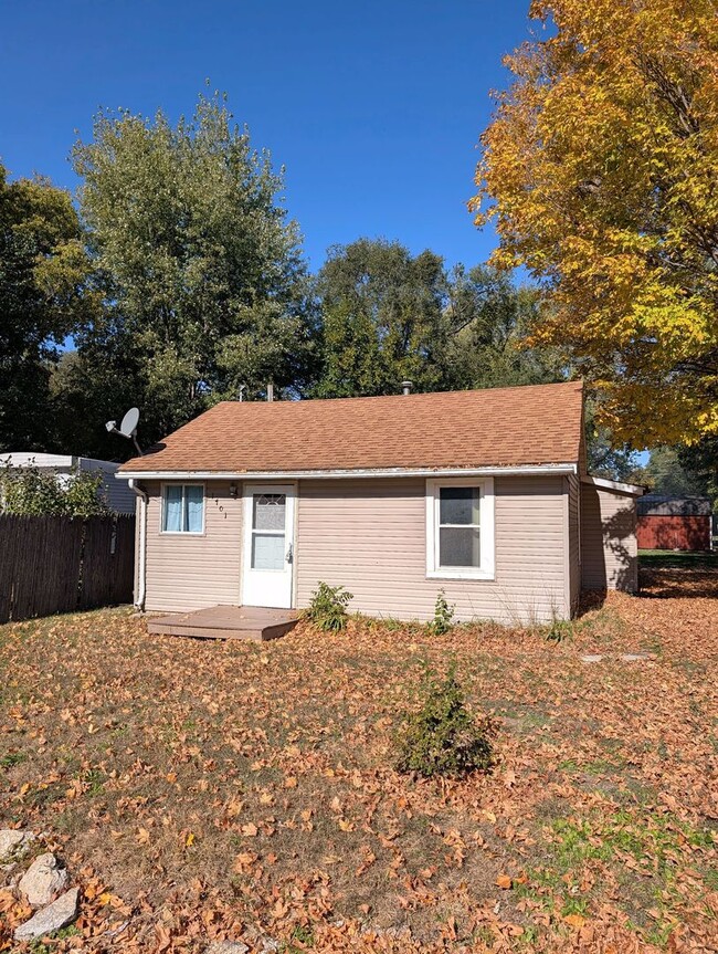 Building Photo - 2-Bedroom Home with Large Yard!