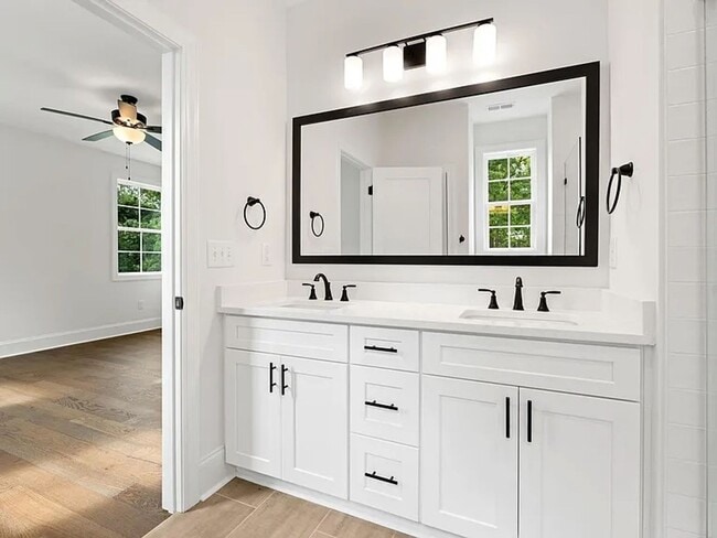 Photo - 711 N Main St