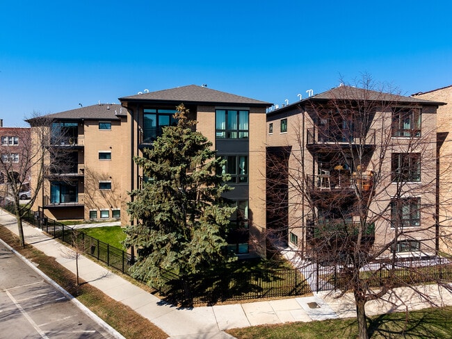 Building Photo - 7430 N Hermitage Ave