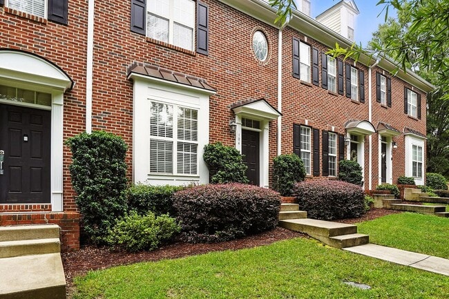 Building Photo - BEAUTIFUL BRICK FRONT TOWNHOME HOLLY SPRINGS!