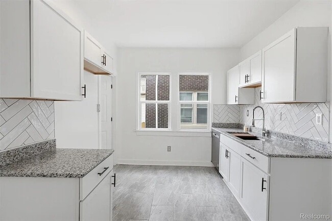 Photo - 725 Lakewood St