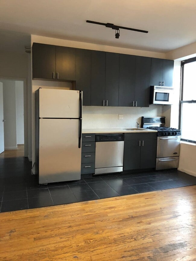 Photo - 3093 Fulton St