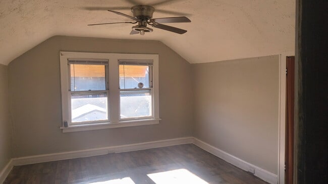 Building Photo - 4870 E Lee Ave